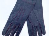 une paire de gants en cuir noir ornés de surpiqûres rouges
