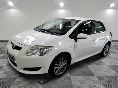 La Toyota Yaris blanche est garée dans une salle blanche.