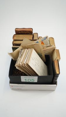 Un ensemble de missels avec des vignettes religieuses, des c…