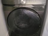 une photo d'un lave-linge et d'un sèche-linge dans une petite pièce