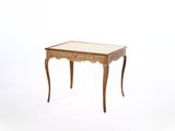 une petite table en bois avec un plateau en marbre