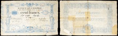 deux vieux morceaux de papier sur lesquels est dessinée une croix