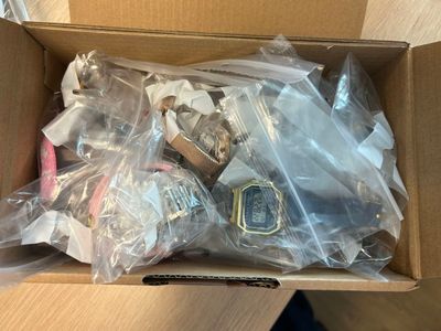 une boîte remplie d'objets assortis posée sur une table