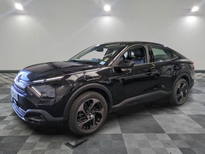 Une Ford Escape noire de 2020 est exposée dans un showroom