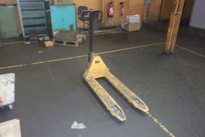 un chariot élévateur au milieu de l'entrepôt