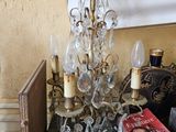 une table sur laquelle se trouvent un livre et un lustre