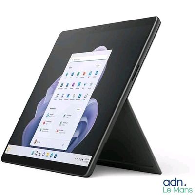 une image d'un ordinateur tablette posé sur une table