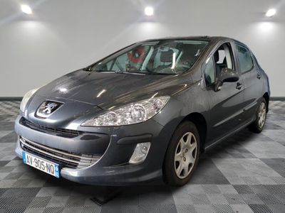 La voiture grise est garée sur le sol à damier du garage.