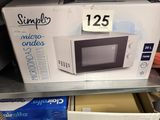 un micro-ondes posé sur une étagère dans un magasin