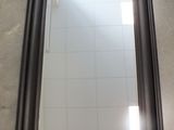 une photo d'un miroir posé sur le sol d'une salle de bains