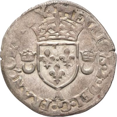 gros plan d'une pièce de monnaie surmontée d'une couronne