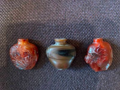 trois petits vases posés les uns à côté des autres sur une table