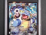 gros plan d'une carte pokemon dans un étui en plastique