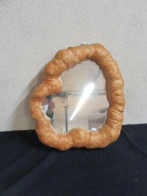 un miroir posé sur une table recouverte d'un tissu noir