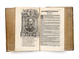 un vieux livre sur lequel figure l'image d'un homme portant une couronne