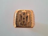 une image représentant une bague en or ornée d'un symbole égyptien