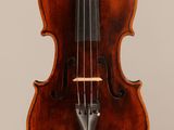 un vieux violon dont l'archet est suspendu au manche
