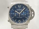 un gros plan d'une montre au cadran bleu