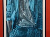 une image représentant une photo encadrée d'un homme en costume bleu