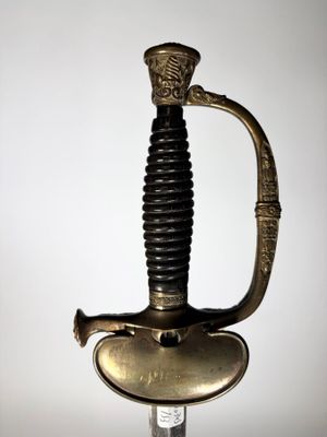 une vieille épée avec un manche en or sur fond blanc