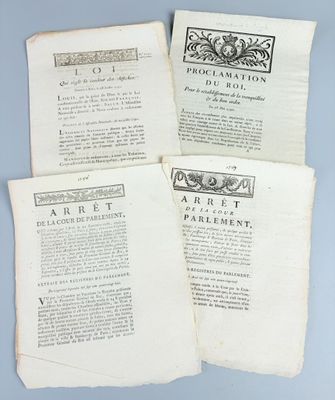 trois feuilles de papier ancien, couvertes d'écriture, sur un fond bleu