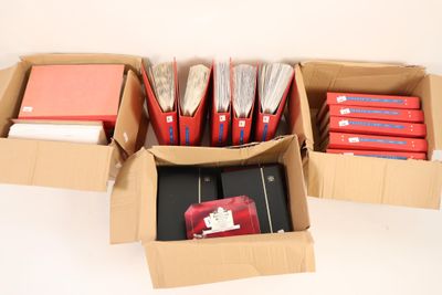 de nombreuses boîtes remplies d'objets de toutes sortes
