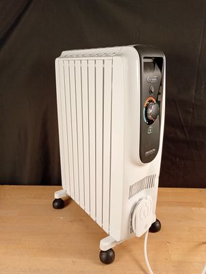 une photo d'un radiateur électrique blanc posé sur une table en bois
