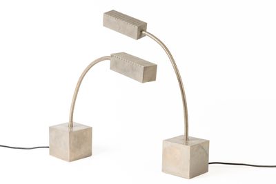 deux lampes en béton reliées par un cordon