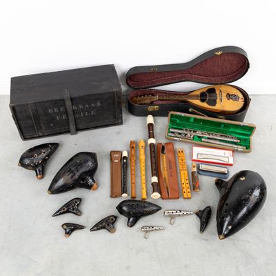 a lot of items that are sitting on the floor