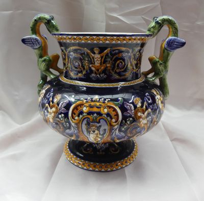 un grand vase bleu orné de deux oiseaux verts