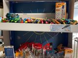 de nombreux stylos et crayons sur les étagères du magasin