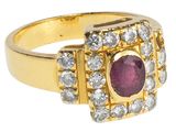 une image montrant un gros plan d'une bague en or sertie d'un rubis