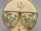 une image représentant une assiette jaune et verte ornée de fleurs et de feuilles