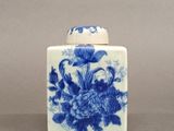 un vase bleu et blanc orné d'un motif floral