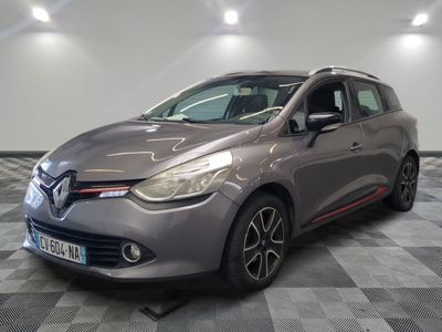 la voiture grise est garée sur un sol en damier dans le garage