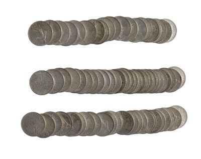 trois rangées de vieilles pièces d'argent sur fond blanc