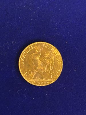 l'image d'une pièce d'or sur un fond bleu