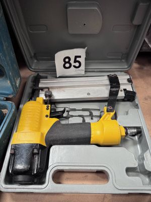 Une visseuse HILTI avec batterie et chargeur