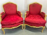 une paire de chaises rouges avec des finitions dorées et des finitions dorées