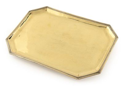 plateau plaqué or sur fond blanc avec fond blanc