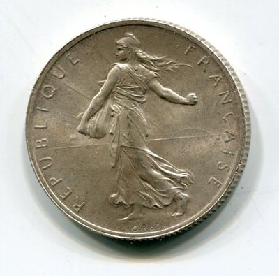 l'image d'une pièce de monnaie sur laquelle figure une femme, posée sur une surface blanche