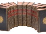 plusieurs vieux livres sont empilés sur une surface blanche