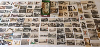 beaucoup de vieilles cartes postales sur la table