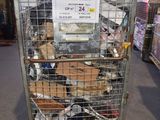 une cage métallique contenant tout un tas d'objets