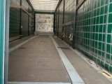 un panneau apposé sur le mur d'un immeuble indiquant « stationnement interdit »