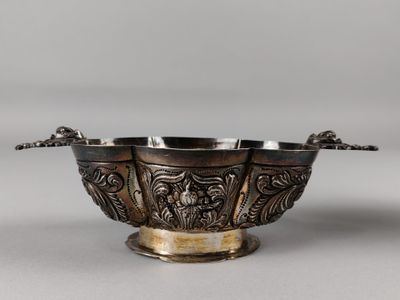 COUPE ovale en argent (875/°°°) de forme polylobée à riche d…