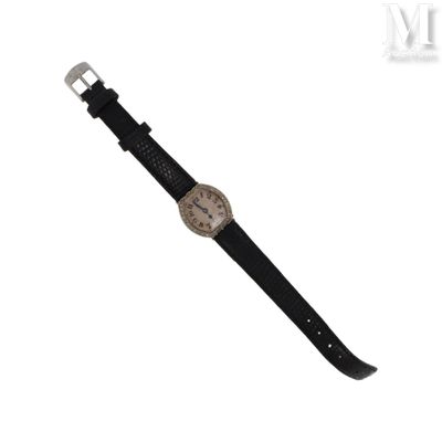 l'image d'une montre-bracelet avec un bracelet en cuir noir