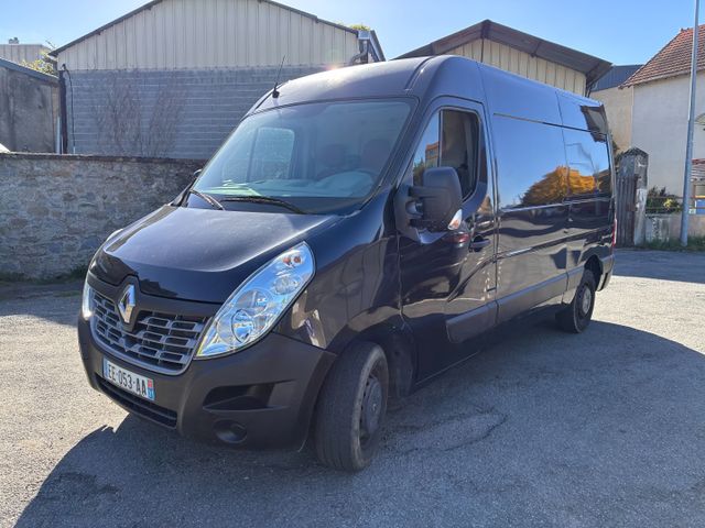 Véhicule utilitaire Renault Master L2H2 150, immatriculée EE-053-...