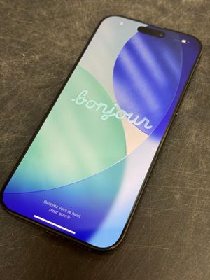 un gros plan d'un téléphone posé sur une table, avec un arrière-plan flou
