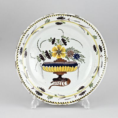 une assiette blanche ornée d'un motif jaune et bleu